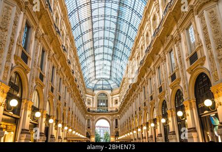 Mailand, Italien, 8. September 2018: Galerie Vittorio Emanuele II Galleria berühmte Luxus-Shopping-Mall Interieur mit Modegeschäften, Glaskuppel und Lampen in der Mailänder Innenstadt auf der Piazza del Duomo Platz Stockfoto