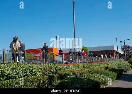 Slough, Berkshire, Großbritannien. April 2020. B&Q hat seinen Laden im Bath Road Shopping Park in Slough nun komplett wiedereröffnet. Kunden bildeten heute eine lange Schlange, um das Geschäft nach sozialen Abgrenzung Regeln zu betreten. Der Laden war zuvor erst nach der Sperrung der Coronavirus Pandemic in England im März 2020 für Trade and Click & Collect-Bestellungen geöffnet. Kredit: Maureen McLean/Alamy Live News Stockfoto