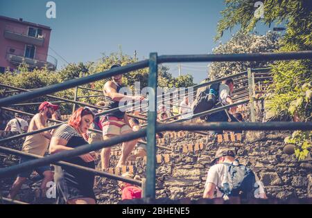 Corniglia, Italien, 9. September 2018: Die Leute gehen die Stufen der Scalinata Lardarina Treppe hinauf und hinunter zur Spitze des Felsens des Dorfes Corniglia, Nationalpark Cinque Terre, La Spezia, Ligurien, Italien Stockfoto