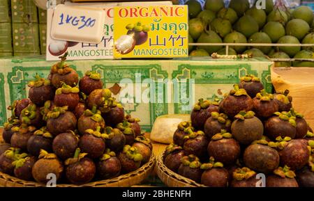 Bangkok, Thailand - 3. März 2020: Körbe Mangostan Obst zum Verkauf in einem Markt in Bangkok, Thailand Stockfoto