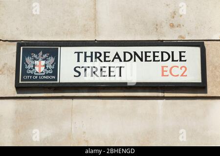 Threadneedle Straßenschild in der City of London, an der Wand der Bank of England. London EC2 London. GROSSBRITANNIEN. (118) Stockfoto