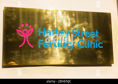 Messingschild für Fertility Clinic – die Harley Street Fertility Clinic – außerhalb der medizinischen Beratungsbüros / Zimmer in Harley Street, London. GROSSBRITANNIEN. (118) Stockfoto