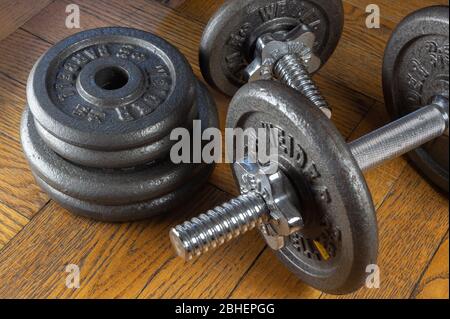 Llustrative Editorial der Marke Weider verstellbare Hantel freie Gewichte auf einem Holzhintergrund Stockfoto