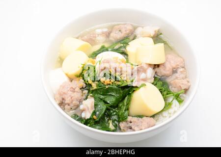 Gekochter Reis mit Schweinefleisch, Efeu-Kürbisblättern und weichem Tofu Stockfoto