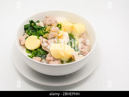 Gekochter Reis mit Schweinefleisch, Efeu-Kürbisblättern und weichem Tofu Stockfoto