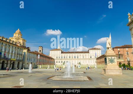 Turin, Italien, 10. September 2018: Königspalast Palazzo reale, San Lorenzo Kirche auf dem Schlossplatz Piazza Castello, Brunnen und Denkmäler im historischen Zentrum von Turin mit klarem blauen Himmel, Piemont Stockfoto