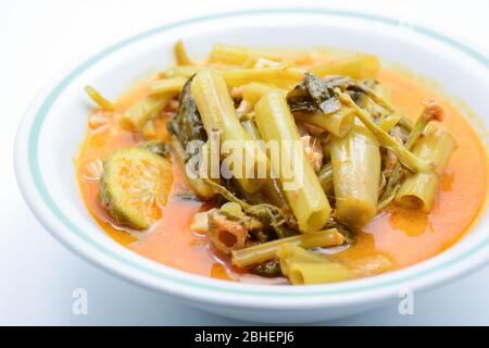 Rote Curry mit Schweinebauch und Wasserspinat (Gang Tay Po), ein Kokosmilch-Curry mit süßem, saurem und mildem Geschmack. Und riecht gut von Kaffir-Kalk. E Stockfoto