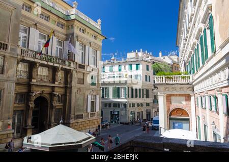 Genua, Italien, 11. September 2018: Palazzo Grimaldi della Meridiana, typische bunte Gebäude, alter Buchstand Kiosk auf Piazza della Meridiana Platz in der historischen Mitte der Stadt Genua, Ligurien Stockfoto