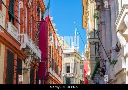 Genua, Italien, 11. September 2018: Roter Palast Palazzo Rosso und weißer Palast Palazzo Bianco farbenfrohe Gebäude an der Via Garibaldi Straße im historischen Zentrum der alten europäischen Stadt Genua, Ligurien Stockfoto