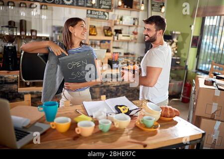 Junge Paar Eröffnung Café ihrer eigenen. Enthusiastisch, Startup-Unternehmen Stockfoto