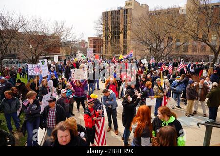 Wisconsiniten versammelten sich im Capitol of Wisconsin Protest gegen sicherere zu Hause Ordnung wegen der Coronavirus Pandemie, um den Staat wieder öffnen zu lassen. Stockfoto