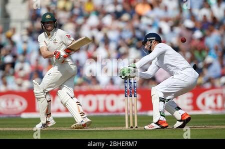 Australiens Steven Smith fegt den Ball vorbei an Englands Wicketwächter Jos Buttler tagsüber zwei der Baureihe Investec Asche Test Match zwischen England und Australien auf das Oval in London. 21. August 2015. James Boardman / Tele Bilder + 44 7967 642437 Stockfoto