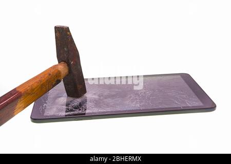 Abgebrochenes Bildschirmtablett mit einem Hammer über Weiß Stockfoto