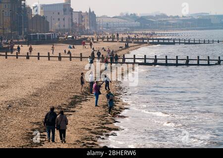 Portobello, Schottland, Großbritannien. 25. April 2020. Blick auf die Menschen im Freien am Samstagnachmittag am Strand und an der Promenade in Portobello, Edinburgh. Gutes Wetter hat mehr Menschen ins Freie gebracht, die wandern und Radfahren. Der Strand scheint voll mit möglicherweise einem Zusammenbruch der sozialen Distanz, die später am Nachmittag stattfindet. Blick entlang des Strandes mit vielen Gästen. Iain Masterton/Alamy Live News Stockfoto