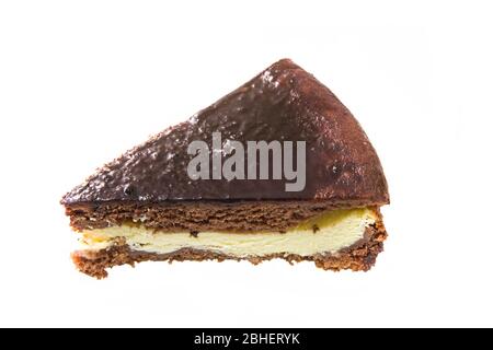 Leckere Schokolade und Käse Kuchen in Scheiben geschnitten über weiß Stockfoto
