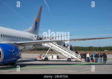 Reisende, die ein Flugzeug betreten, das am Flughafen Eindhoven abfliegt Stockfoto