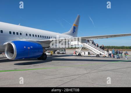 Reisende, die ein Flugzeug betreten, das am Flughafen Eindhoven abfliegt Stockfoto