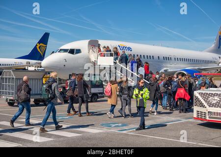 Reisende, die ein Flugzeug betreten, das am Flughafen Eindhoven abfliegt Stockfoto