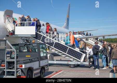 Reisende, die ein Flugzeug betreten, das am Flughafen Eindhoven abfliegt Stockfoto