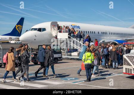 Reisende, die ein Flugzeug betreten, das am Flughafen Eindhoven abfliegt Stockfoto