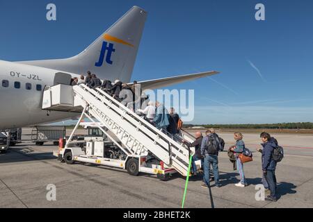 Reisende, die ein Flugzeug betreten, das am Flughafen Eindhoven abfliegt Stockfoto