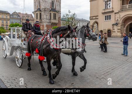 Pferdekutschen am Hauptplatz in Krakau Stockfoto