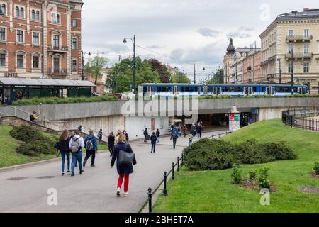 Fußgänger durch eine Unterführung in der Innenstadt von Krakau Stockfoto