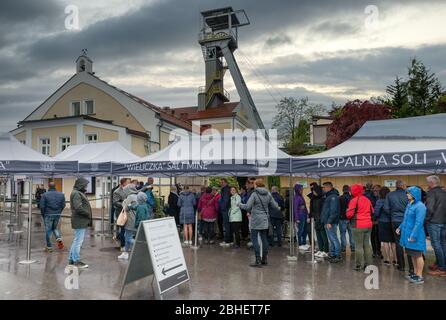Menschen warten im Regen auf den Eintritt in Wieliczka Salzbergwerk, Polen Stockfoto