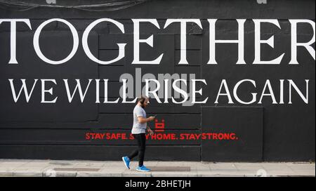 Dublin, Irland. 24. April 2020. Tag 28 der Sperrung. Wir Werden Wieder Aufstehen. Die Öffentlichkeit kommt an einem inspirierenden Wandgemälde an der Wand des Fegans Catering Business in der Chancery Street in Dublin vorbei, während die Besorgnis über Anzeichen steigt, dass einige Teile der Gemeinschaft beginnen, die Lockdown- und sozialen Distanzierungsprotokolle zu ignorieren. Foto: Leon Farrell/RollingNews.ie Stockfoto