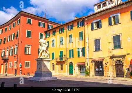 Pisa, Italien, 14. September 2018: Escultura Francisco Carrara Statue Denkmal, bunte Gebäude auf Piazza Francesco Carrara Platz in der historischen Mitte der Stadt mit blauem Himmel in sonnigen Tag, Toskana Stockfoto