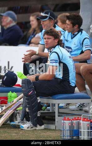 Sussex County Cricket Spieler Lou Vincent [Mitte] trug ein schwarzes Schweißband am linken Handgelenk, was angeblich ein Signal für Fixierer war, dass die Reparatur an war. James Boardman/TELEAUFNAHMEN Stockfoto