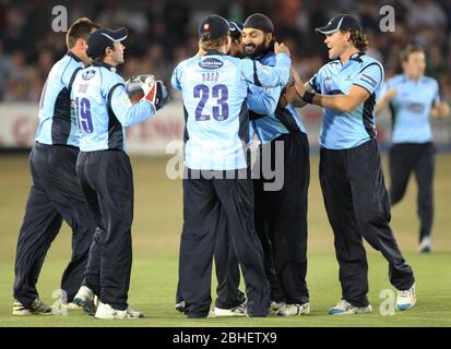 Sussex County Cricket Spieler Lou Vincent [R] trug ein schwarzes Schweißband am linken Handgelenk, was angeblich ein Signal für Fixierer war, dass die Reparatur an war. James Boardman/TELEAUFNAHMEN Stockfoto