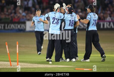 Sussex County Cricket Spieler Lou Vincent [R] trug ein schwarzes Schweißband am linken Handgelenk, was angeblich ein Signal für Fixierer war, dass die Reparatur an war. James Boardman/TELEAUFNAHMEN Stockfoto