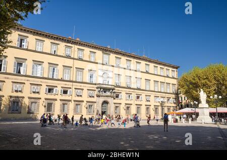 Lucca, Italien, 14. September 2018: Die Leute laufen und spielen mit kleinen Kindern auf Piazza Napoleone Platz in der Nähe Palazzo Ducale Palast im historischen Zentrum der mittelalterlichen Stadt Lucca, Toskana Stockfoto