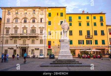 Lucca, Italien, 13. September 2018: Denkmal Statue Giuseppe Garibaldi und Gebäude auf der Piazza del Giglio Platz in der historischen Mitte der mittelalterlichen Stadt Lucca, Toskana, Italien Stockfoto