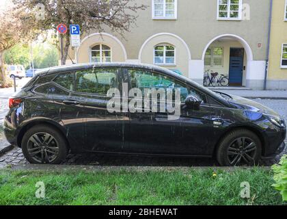 Vogelkot auf einem geparkten Auto auf der Straße. Stockfoto