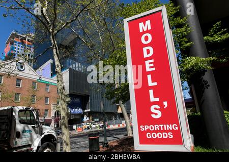 Ein Logo-Schild vor einem Einzelhandelsgeschäft von Modell's Sporting Goods in Bethesda, Maryland, am 22. April 2020. Stockfoto