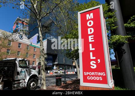 Ein Logo-Schild vor einem Einzelhandelsgeschäft von Modell's Sporting Goods in Bethesda, Maryland, am 22. April 2020. Stockfoto