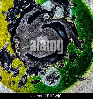 Bunte Rostmalerei auf einer erodierten Metalloberfläche Stockfoto