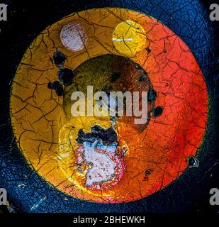 Bunte Rostmalerei auf einer erodierten Metalloberfläche Stockfoto