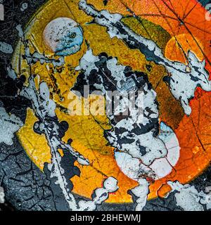 Bunte Rostmalerei auf einer erodierten Metalloberfläche Stockfoto