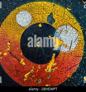 Bunte Rostmalerei auf einer erodierten Metalloberfläche Stockfoto
