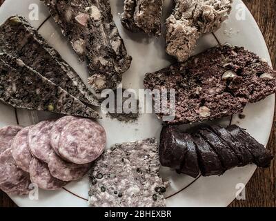 Draufsicht auf eine französische Wurstwaren-Auswahl, Wurst, Rilletten, Blutwurst Stockfoto