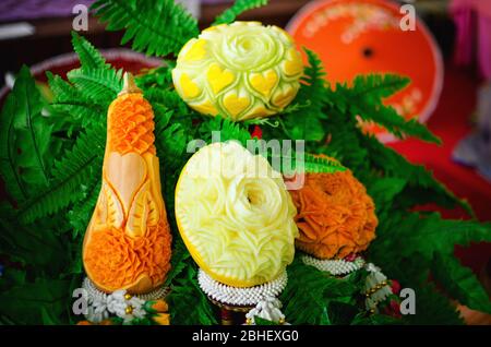 Traditionelle thai Gemüseschnitzerei mit Kürbis und Melone in Blütenform Stockfoto