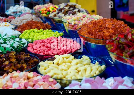 Viele Sorten von Gelee Süßigkeiten auf einem Marktstand Stockfoto