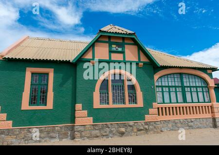 Straßenszene in Luderitz, Namibia mit buntem deutschen Kolonialhaus. Stockfoto