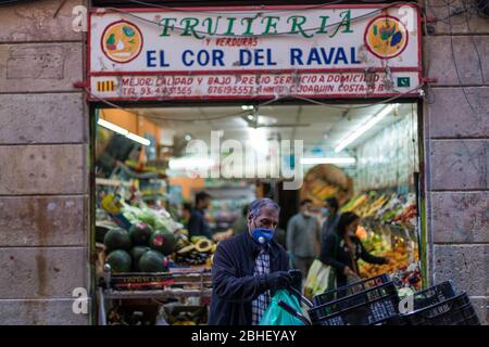 Barcelona, Spanien. April 2020. Menschen, die während des Ramadan Gesichtsmasken tragen, während sie in einem Geschäft in El Raval einkaufen. Quelle: SOPA Images Limited/Alamy Live News Stockfoto