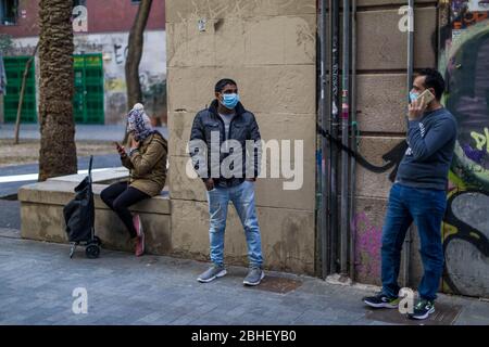 Barcelona, Spanien. April 2020. Menschen, die während des Ramadan auf der Straße in El Raval Gesichtsmasken tragen. Quelle: SOPA Images Limited/Alamy Live News Stockfoto