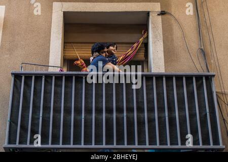 Barcelona, Spanien. April 2020. Vater und Tochter auf dem Balkon ihres Hauses in El Raval während des Ramadan. Quelle: SOPA Images Limited/Alamy Live News Stockfoto