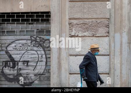 Rom, Italien. April 2020. Ein Mann geht während des Coronavirus (Covid-19) Notfalls in einer leeren Straße im Stadtzentrum von Rom (Foto: Davide Fracassi/Pacific Press) Quelle: Pacific Press Agency/Alamy Live News Stockfoto